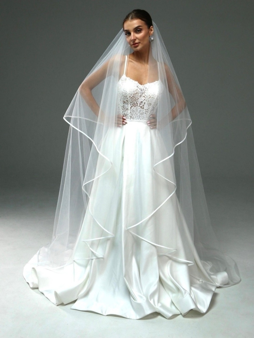 Elegant 2 Tier Catheral Long Veil in EUC, including nib bridal vail weights 32ct